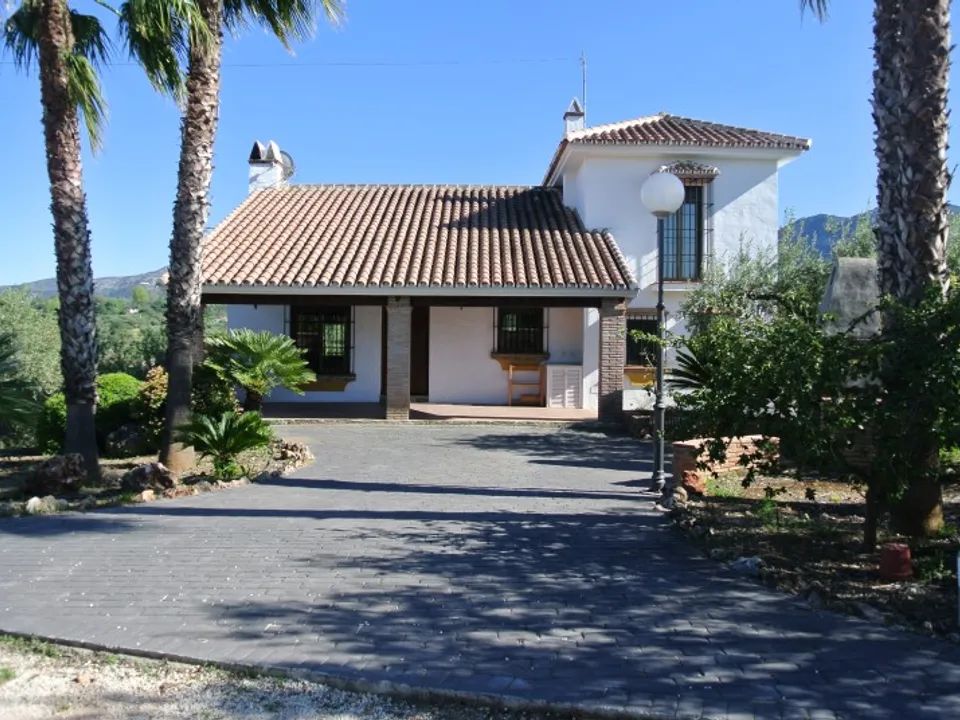 Alhaurin El Grande Country house with pool to rent from €1,700 per month
