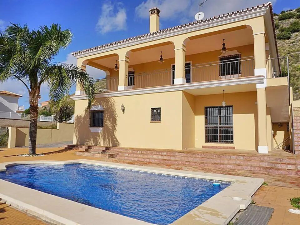 Coin Villa with pool to rent from €1,550 per month